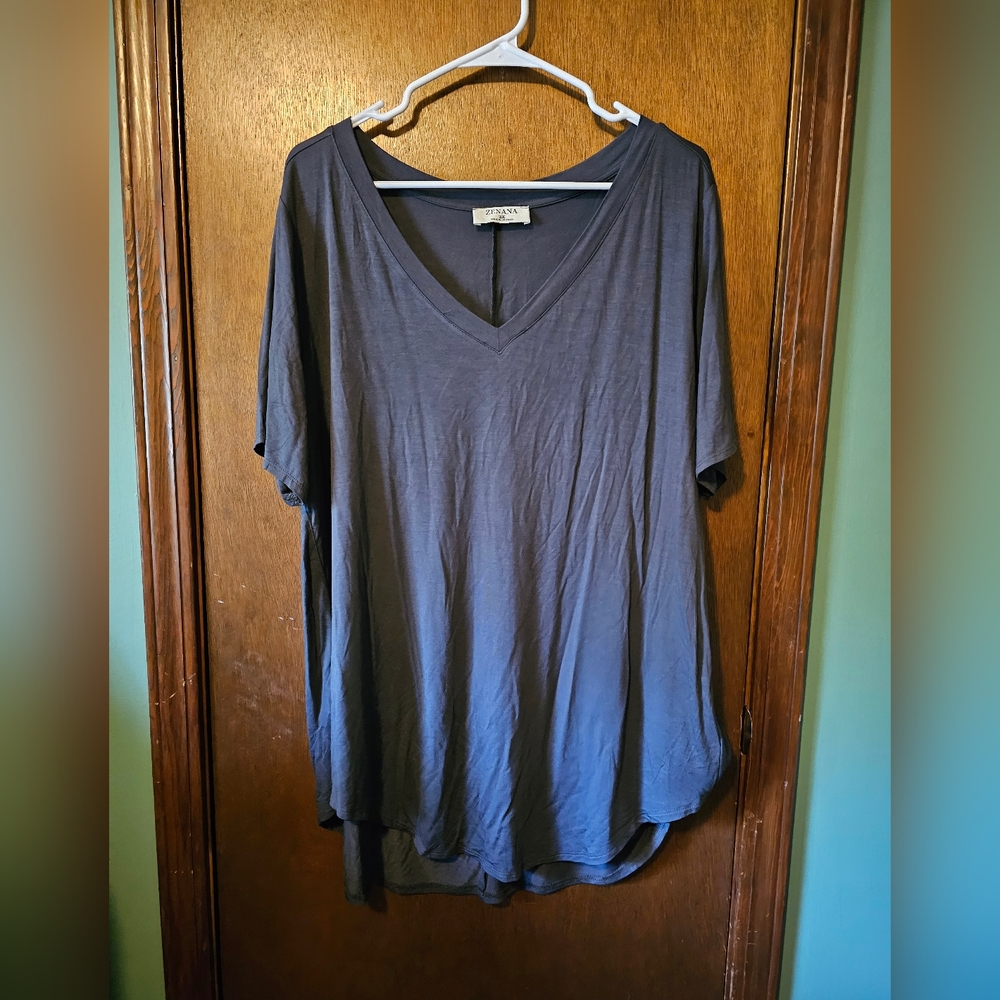 🎄 Zenana black v neck tee